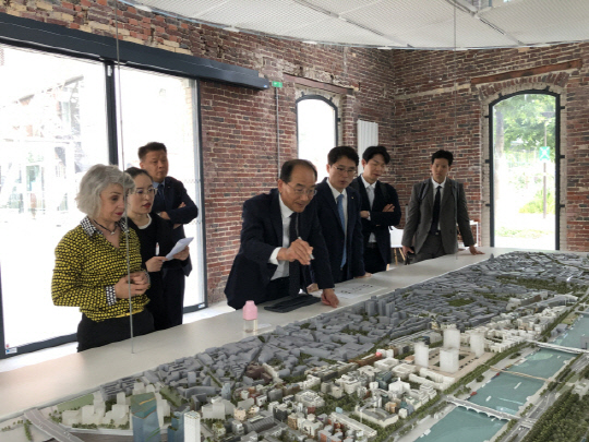 이성해(오른쪽에서 네 번째) 국가철도공단 이사장이 5일 프랑스 파리의 리브고슈 현장을 방문해 파리개발공사 캐서린 크루제(왼쪽 첫 번째) 현장책임자에게 질문하고 있다. <국가철도공단 제공>